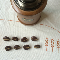 コーヒー豆のひと粒陶ブローチ 2枚目の画像