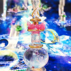 水晶の森の小瓶☆レジン鉱物☆蝶☆ピンク 1枚目の画像