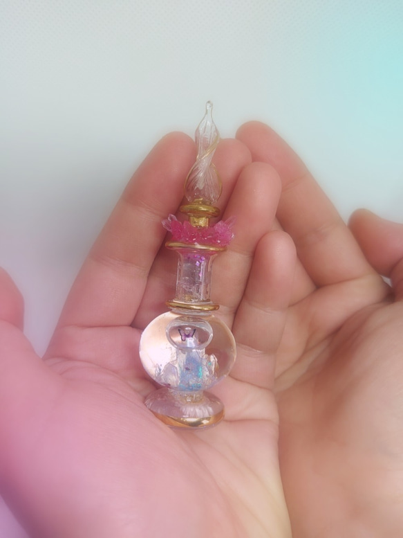 水晶の森の小瓶☆レジン鉱物☆蝶☆ピンク 3枚目の画像