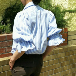 リボン付きバルーン袖ストライプブラウス　白×水色 1枚目の画像