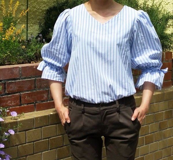 再販・リボン付きバルーン袖　水色ストライプブラウス　プルオーバー