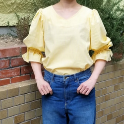 リボン付きバルーン袖ギンガムチェックブラウス　プルオーバー　黄色 3枚目の画像