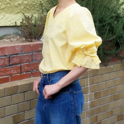 リボン付きバルーン袖ギンガムチェックブラウス　プルオーバー　黄色 4枚目の画像