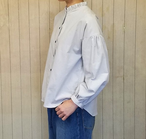 コーデュロイ　襟フリルブラウス　ライトグレー