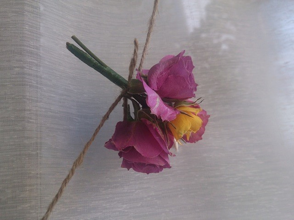 ドライフラワー ミニバラの小さな花束ガーラント ガーラント 4枚目の画像