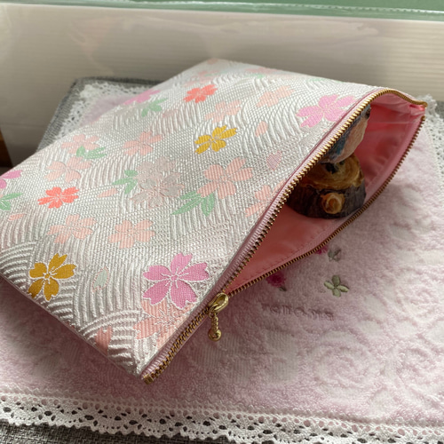 金襴ポーチ 四角 25㎝ 有職文様 桜2柄白とピンク 数寄屋袋 御朱印帳
