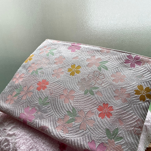 金襴ポーチ 四角 25㎝ 有職文様 桜2柄白とピンク 数寄屋袋 御朱印帳