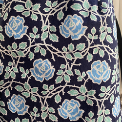 48幸せが咲く　青い薔薇のカフェエプロン　ポケット左側 　北欧風　和柄 3枚目の画像
