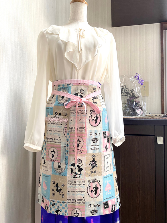 SALE アリス柄 レース付き カフェエプロン 綿麻 ベージュ ピンク 水色  