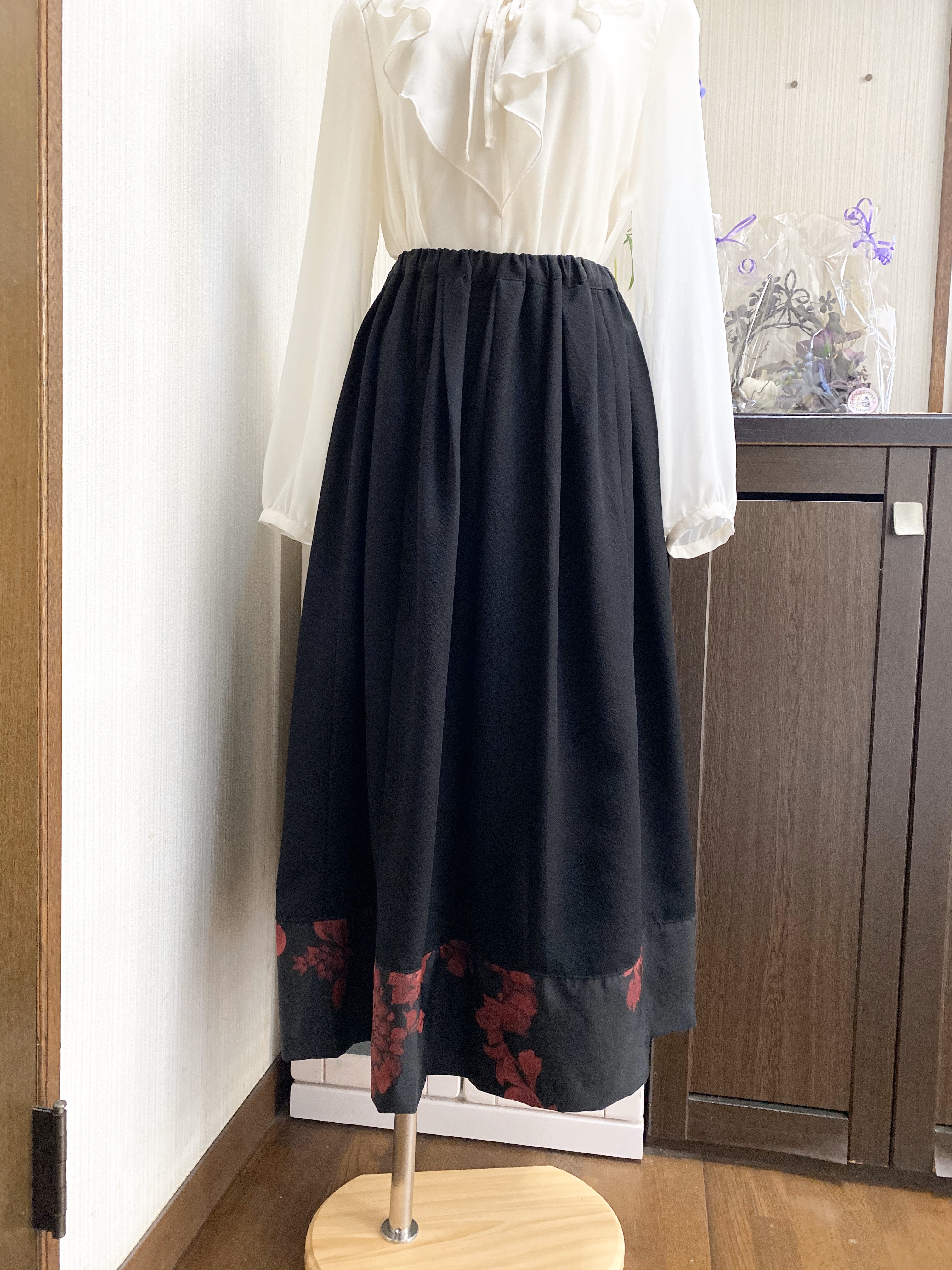 テカリスカート 売り切れ在庫なし 着物リメイク 黒 裾に赤い花柄 フレアスカート 約83丈 29 フレアスカート 青い鳥aoitori 通販  8793993｜Creema(クリーマ)