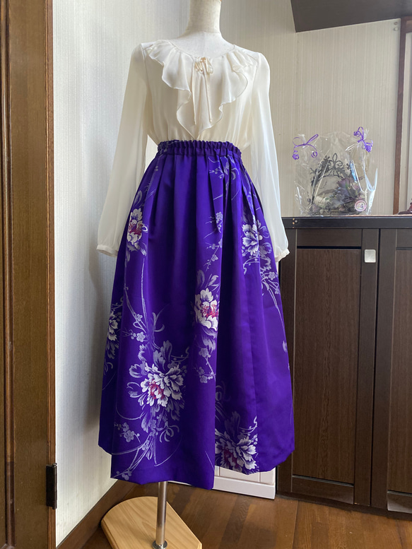 着物リメイク　華やか紫フレアスカート　絹お召し　白絹ペチコート付き　36 1枚目の画像