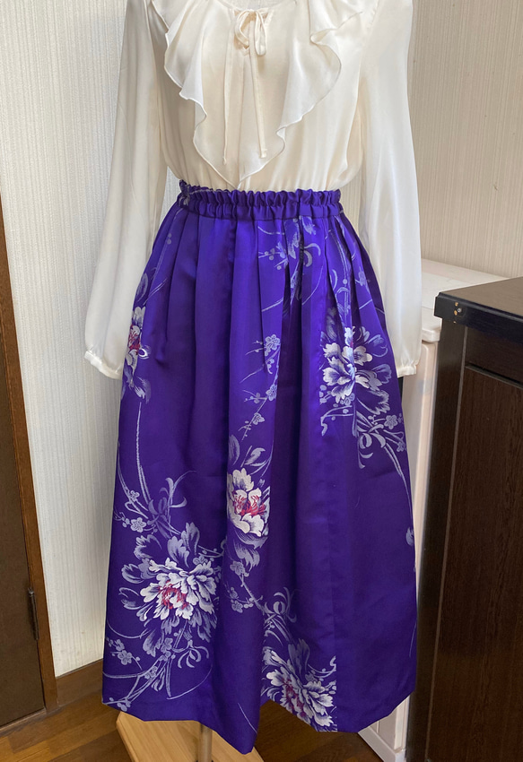 着物リメイク　華やか紫フレアスカート　絹お召し　白絹ペチコート付き　36 4枚目の画像