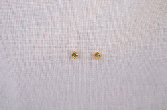 basic square pierce/peridot 1枚目の画像