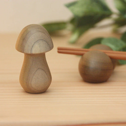 キノコの箸置き 朴の木 1枚目の画像