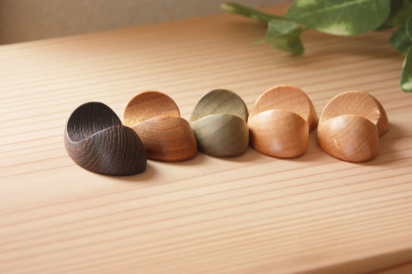 木の箸置き 豆形 5種セット 2枚目の画像