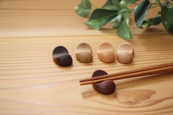 木の箸置き 5個セット　豆形 ミニサイズ 木の種類いろいろ 6枚目の画像