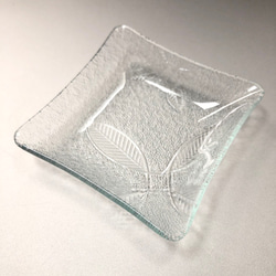 めばえ　　豆皿　小さい皿　昭和レトロガラス　アンティーク　型ガラス　もったいないをカタチに　思い出と一緒に 1枚目の画像