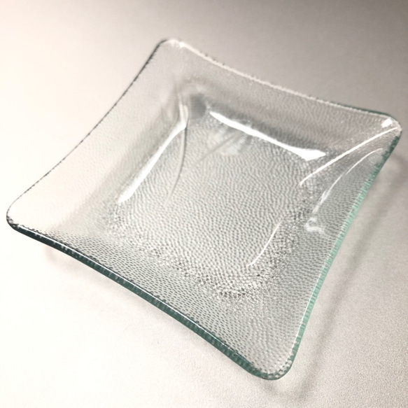 みどり　　豆皿　小さい皿　昭和レトロガラス　アンティーク　型ガラス　もったいないをカタチに　思い出と一緒に 1枚目の画像