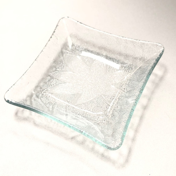 もみじ　　豆皿　小さい皿　昭和レトロガラス　アンティーク　型ガラス　もったいないをカタチに　思い出と一緒に 1枚目の画像