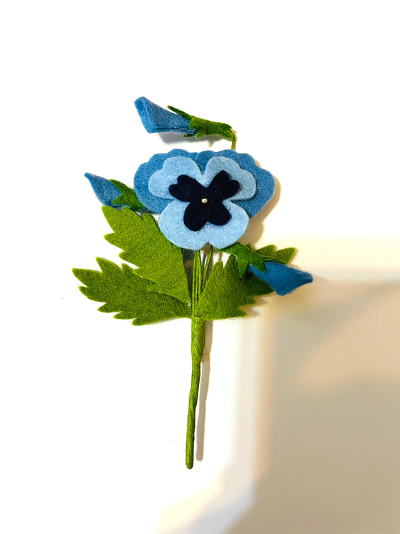 フェルトのお花　パンジーのブローチ(水色) コサージュ 1枚目の画像