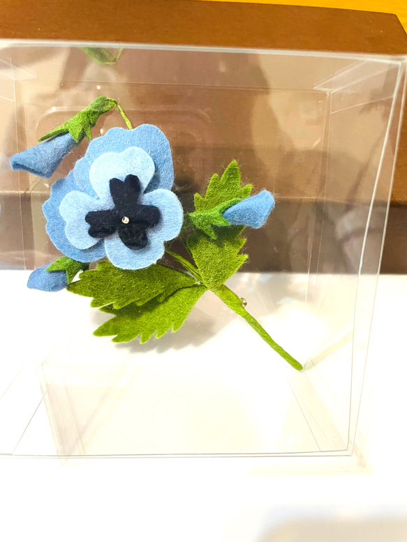フェルトのお花　パンジーのブローチ(水色) コサージュ 4枚目の画像