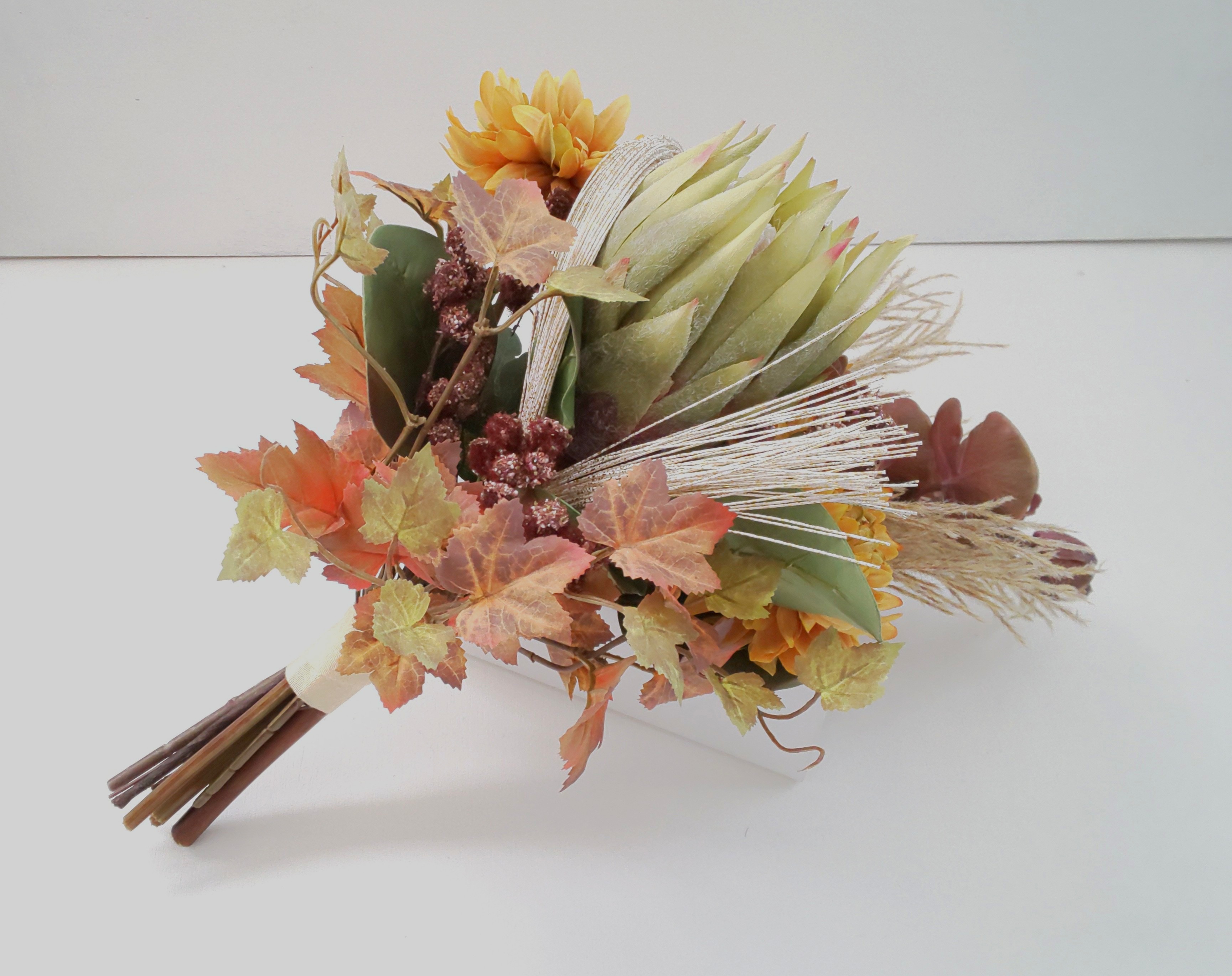 ウエディング和装ブーケ（秋彩りの和装凛と咲く菊の花)世界で１つ貴女だけにお勧めします。