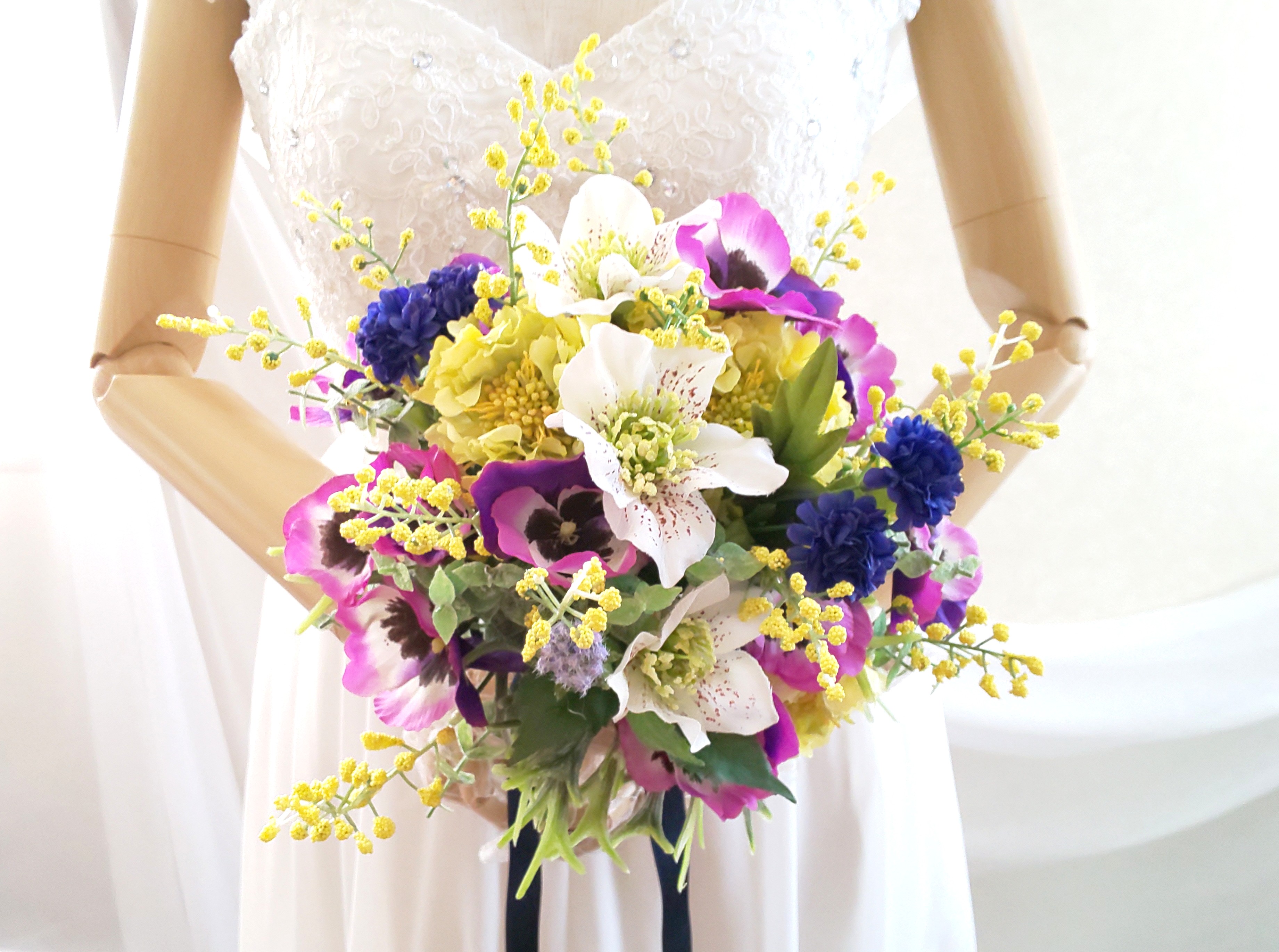 ウエディングブーケ（ミモザ、クリスマスローズ）ブートニア込み世界で１つ貴女だけにお勧めのブーケです。