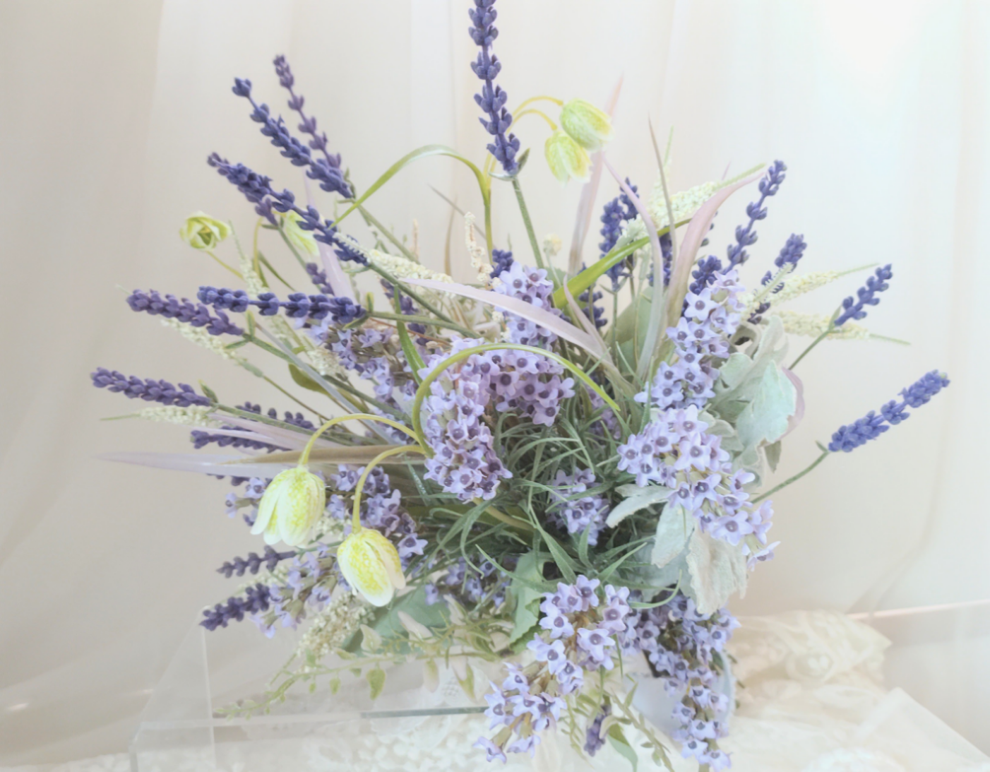 ウエディングクラッチブーケ(幸せを運ぶラベンダーの風)ブートニア込み世界で１つ貴女だけにお勧めします。