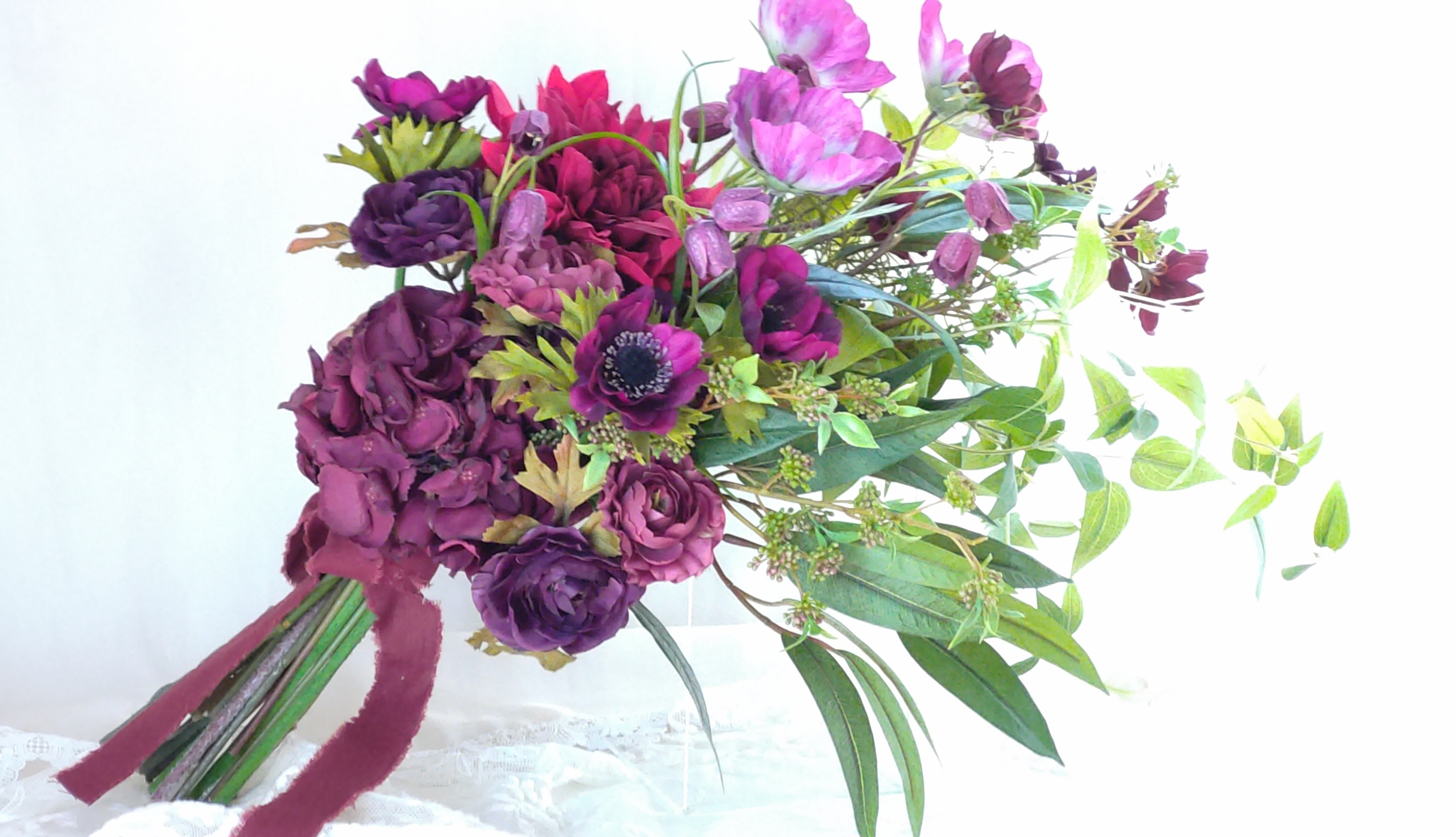 ウエディングクラッチブーケ(様々な赤が響きあうダリアとポピー)ブートニア込み 世界で１つ貴女だけにお勧めします。