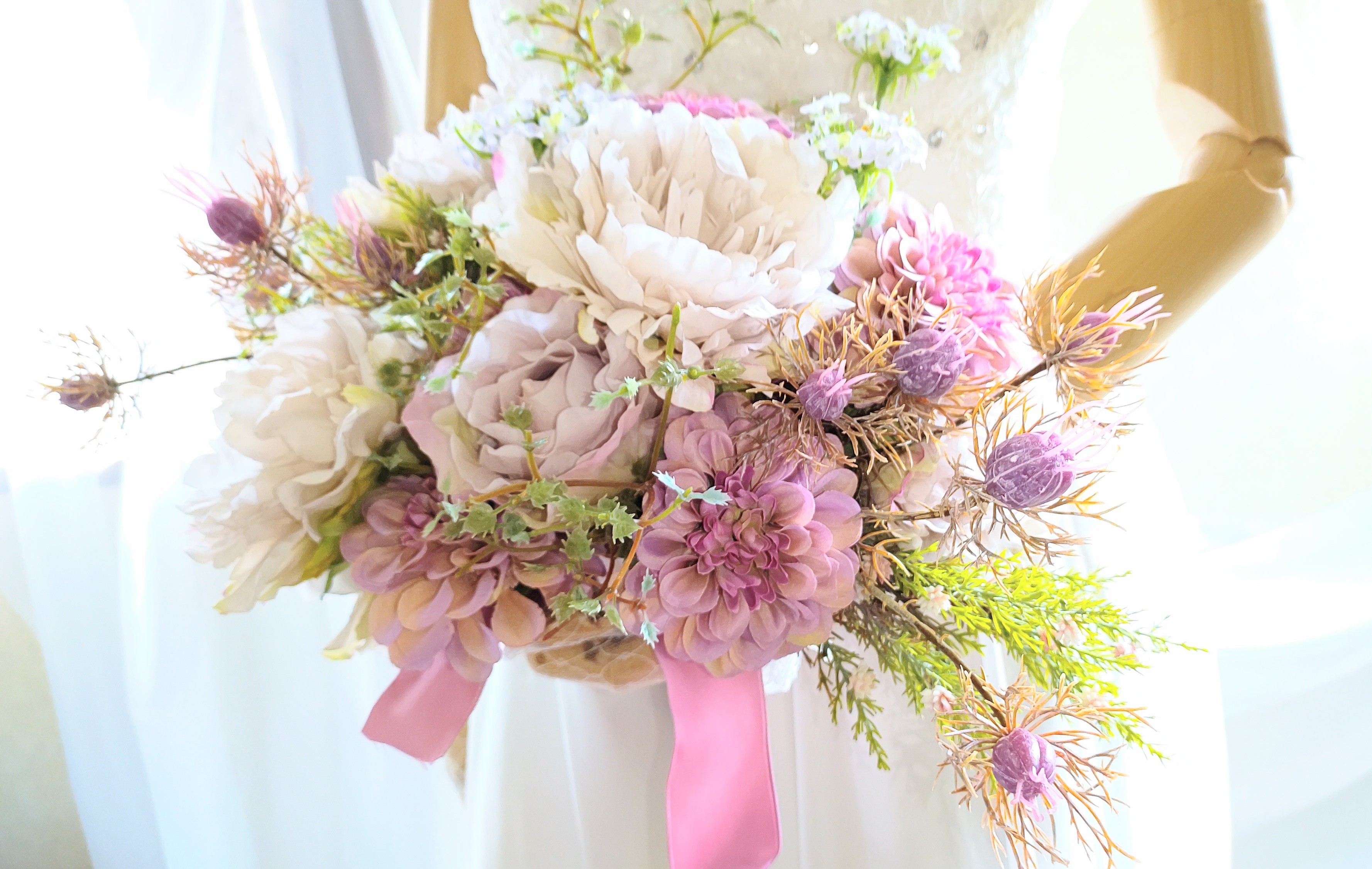 ウエディングクラッチブーケ(静かに心満たすモーブゥ゙トーンロマンチック)ブートニア込み世界で１つ貴女だけにお勧めします。