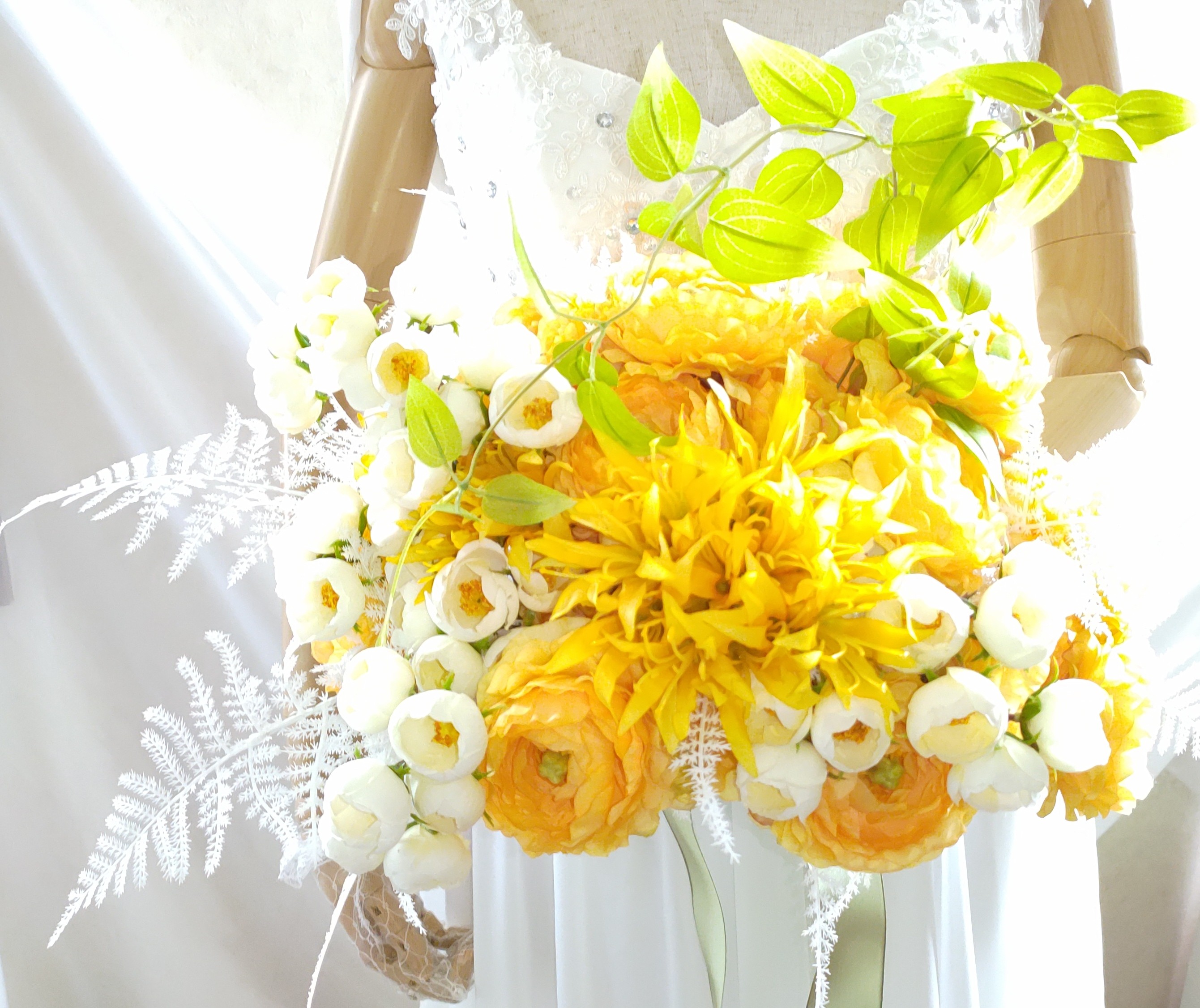 ウエディングクラッチブーケ(太陽の光を束ねてビタミンイエローローズ)ブートニア込み世界で１つ貴女だけにお勧めします。