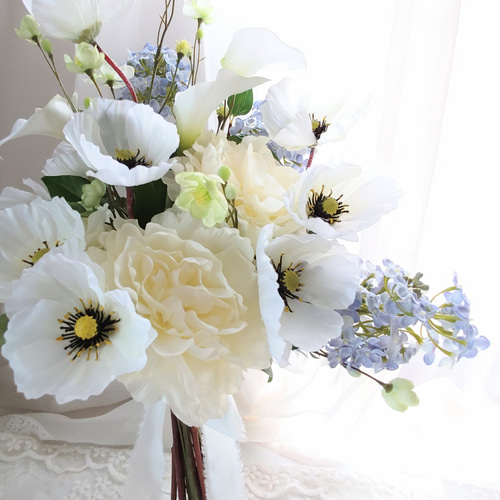 ウエディングクラッチブーケ(ふわっとアネモネ) ブートニア込み世界で