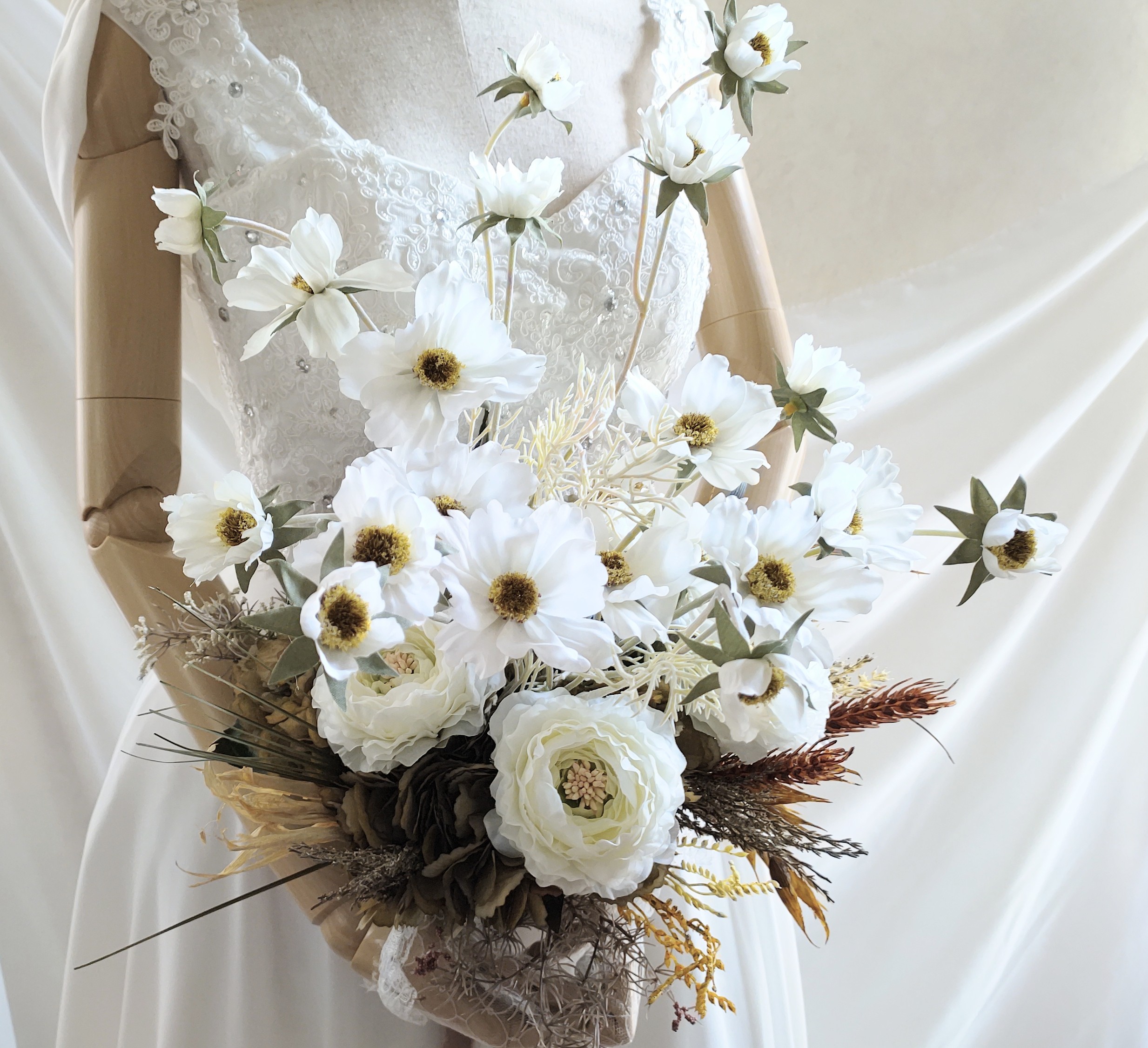 ウエディングクラッチブーケ(ラナンキュラスと茶色芯白コスモス)ブートニア込み 世界でひとつ貴女だけにお勧めします。