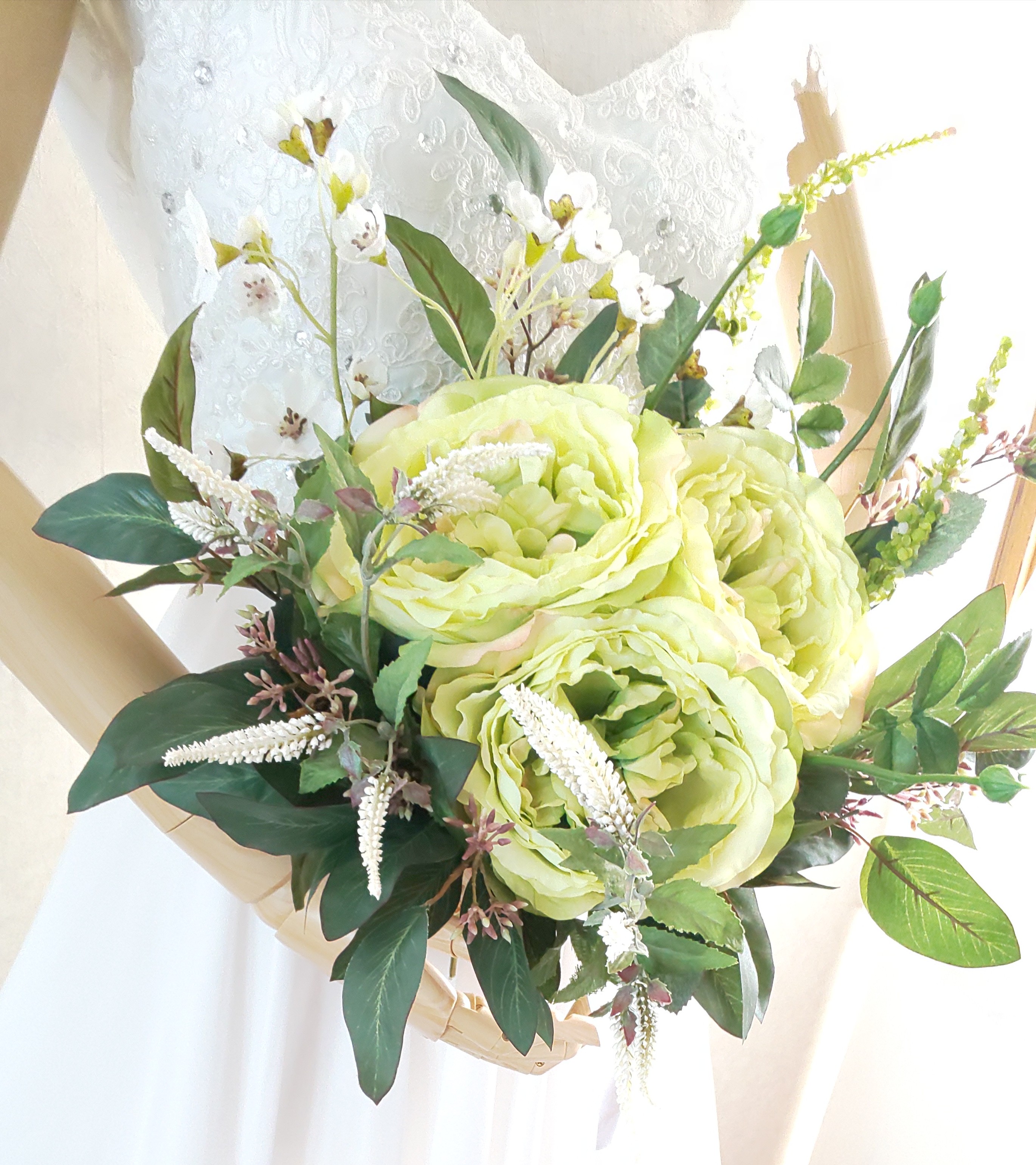 ウエディングクラッチブーケ（爽やか大輪Gローズ）ブートニア込み  世界で１つ貴女だけのオリジナルブーケをお勧めします。