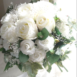 ウエディグクラッチブーケ（ホワイトローズB）ブートニア込み   純白のバラとグリーンの葉で清楚なブーケです。 1枚目の画像