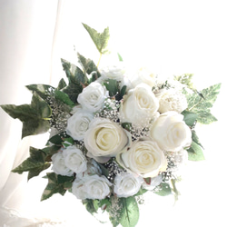 ウエディグクラッチブーケ（ホワイトローズB）ブートニア込み   純白のバラとグリーンの葉で清楚なブーケです。 5枚目の画像