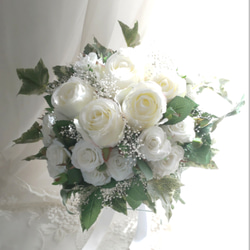 ウエディグクラッチブーケ（ホワイトローズB）ブートニア込み   純白のバラとグリーンの葉で清楚なブーケです。 8枚目の画像