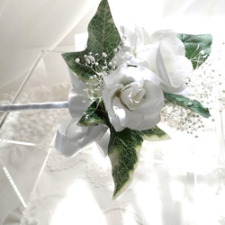 ウエディグクラッチブーケ（ホワイトローズB）ブートニア込み   純白のバラとグリーンの葉で清楚なブーケです。 9枚目の画像
