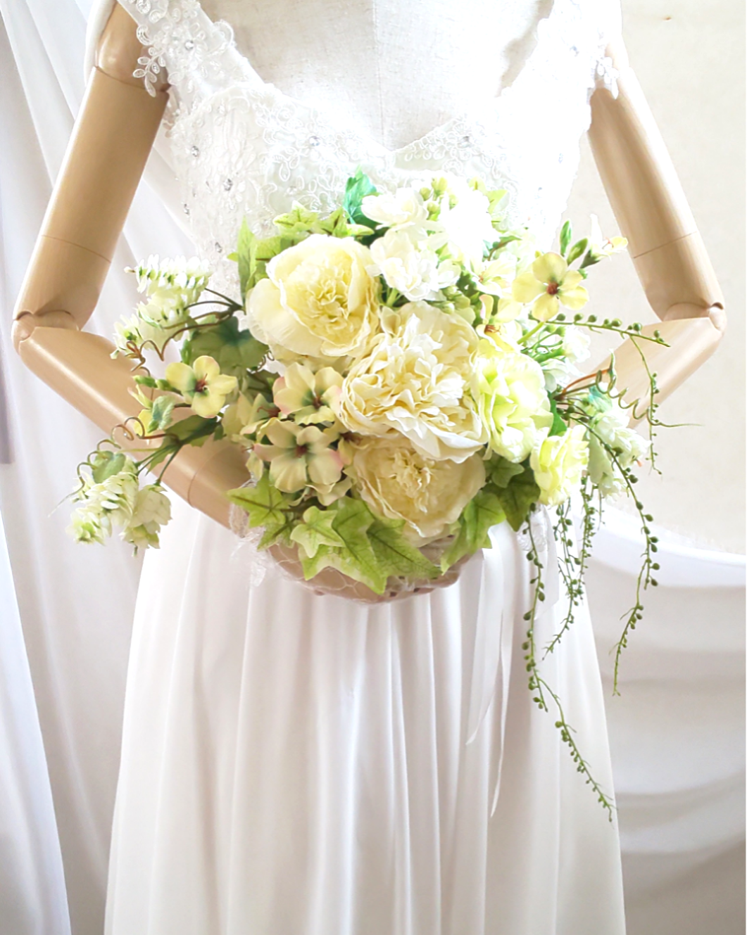 ウエディングブーケ（光の中で揺れる幸オフホワイト）ブートニア込み  世界で１つ貴女だけのオリジナルブーケをお勧めします。