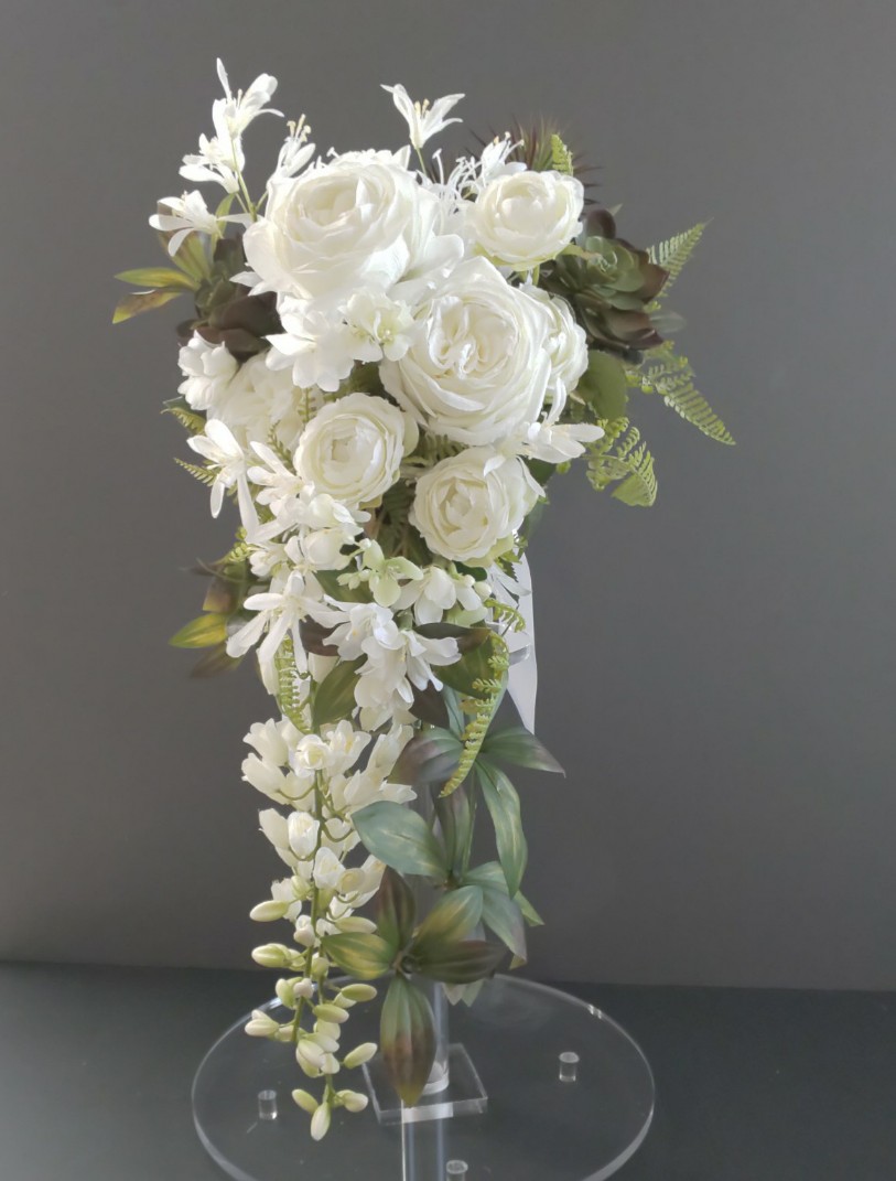 ウエディングブーケ（多肉と白バラのクラシカルキャスケード）ブートニアこみ 貴女だけの一点物オリジナルブーケです。