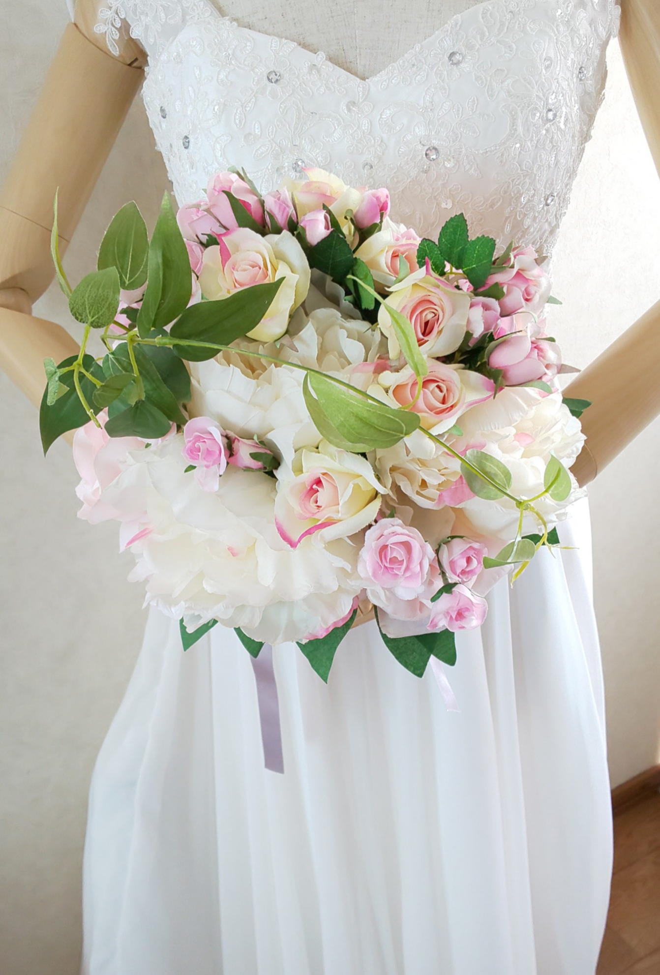 ウエディングクラッチブーケ（ピンクローズ）ブートニア込み 世界で１つ貴女だけにお勧めします。