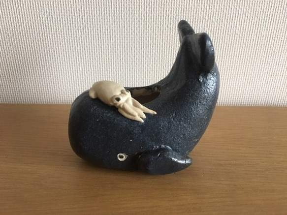 工房彩陶「鯨花器 （イカ付き！）」（くじら クジラ 黒 ブラック 香炉