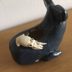 工房彩陶「鯨花器 （イカ付き！）」（くじら　クジラ　黒　ブラック　香炉　陶器　一輪ざし　かわいいプレゼント　ギフト） 2枚目の画像
