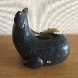 工房彩陶「鯨花器 （イカ付き！）」（くじら　クジラ　黒　ブラック　香炉　陶器　一輪ざし　かわいいプレゼント　ギフト） 3枚目の画像