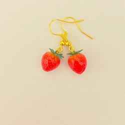 樹脂粘土／レジン◎極小いちごのピアス♪ ピアス（その他） rare