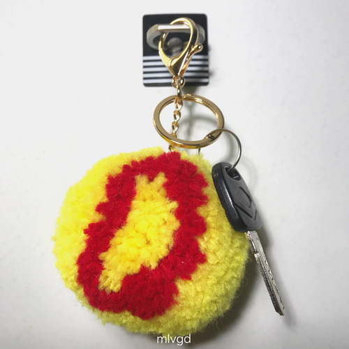 BIGBANG ファー風ポンポン キーホルダー】 FXXK IT ver YELLOW(D