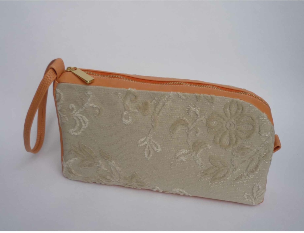 「送料無料」高野口のパイル生地で、クラッチバッグを作りました。内ポケットにシンプル花柄のオリジナルハンドプリント使用。