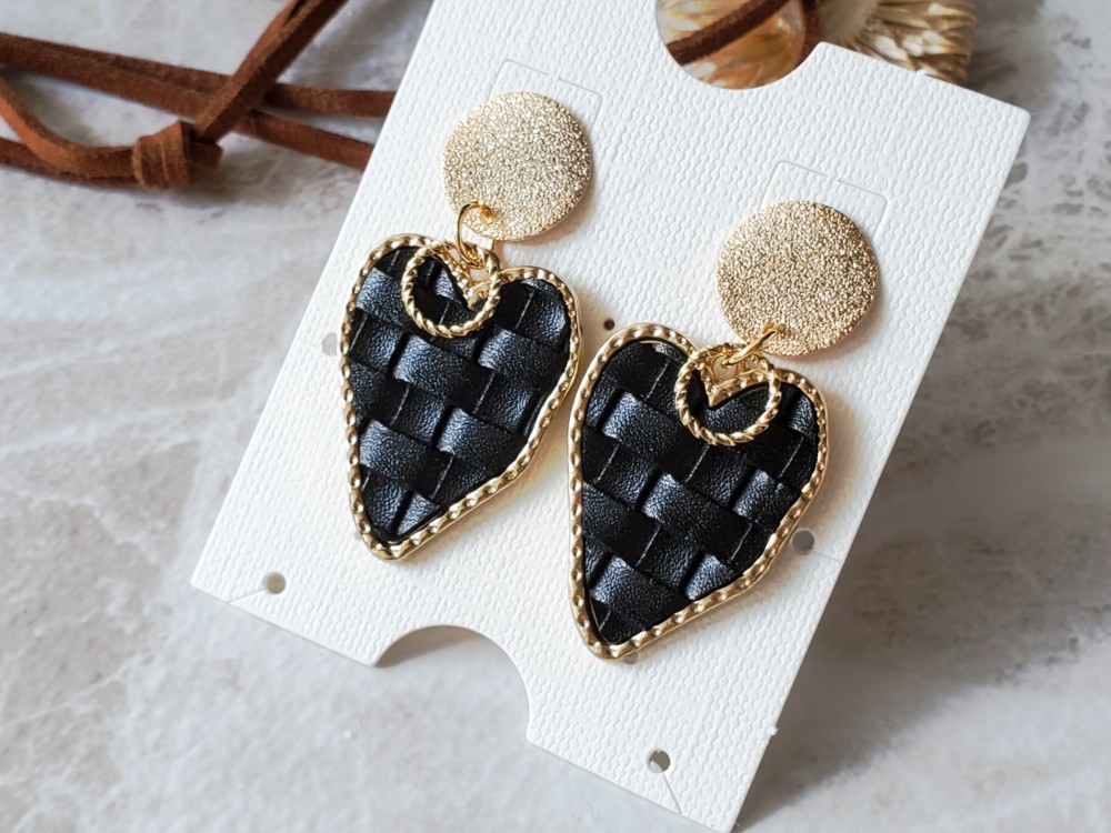 フェイクレザー編込みハート（ブラック） おおぶりピアス／イヤリング  