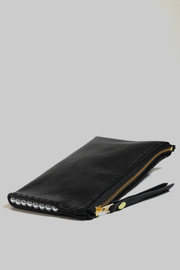 HANDMADE TRI BLACK LEATHER/ PEARL POUCH (MADE-TO-ORDER) 第4張的照片