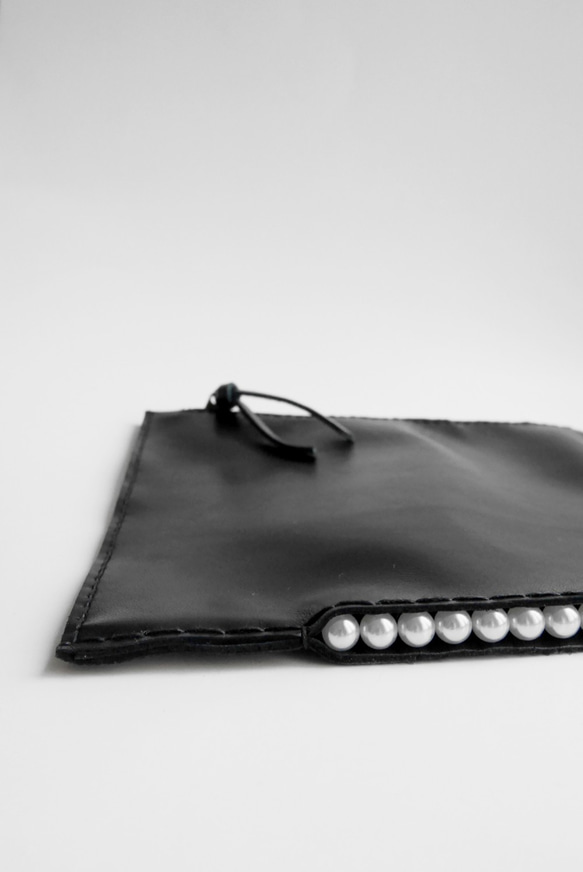 HANDMADE BLACK LEATHER/ PEARL WRISTLET (MADE-TO-ORDER) 第3張的照片